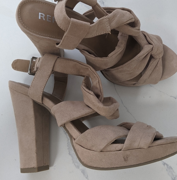 Size 6 heels - Picture 2 of 5